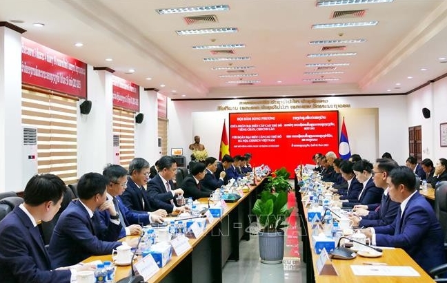 Hanoi, Vientiane agree to further step up comprehensive cooperation